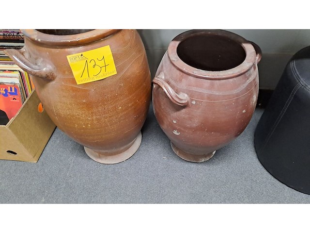 Lot 137 - grote stenen kruiken - afbeelding 1 van  3