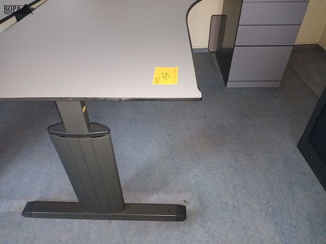 Lot 137 - hoekbureau met ladeblok - afbeelding 2 van  2