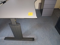 Lot 137 - hoekbureau met ladeblok - afbeelding 2 van  2