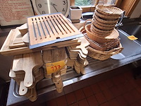Lot 137 - houten snijplanken en rieten mandjes, 47 stuks - afbeelding 1 van  1