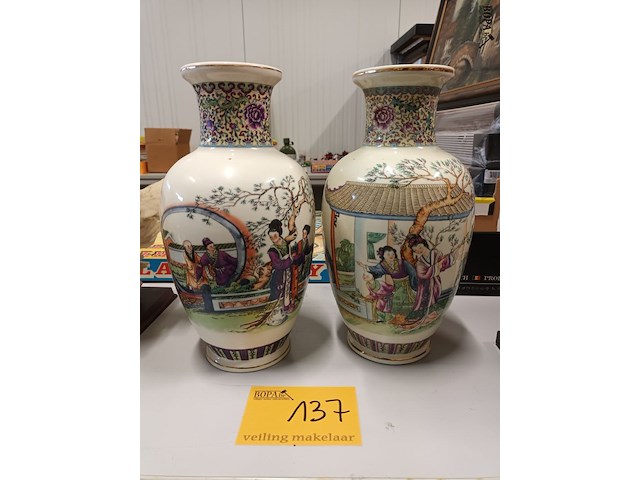 Lot 137 - oosterse vazen. 2 stuks - afbeelding 1 van  8
