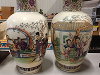 Lot 137 - oosterse vazen. 2 stuks - afbeelding 1 van  8
