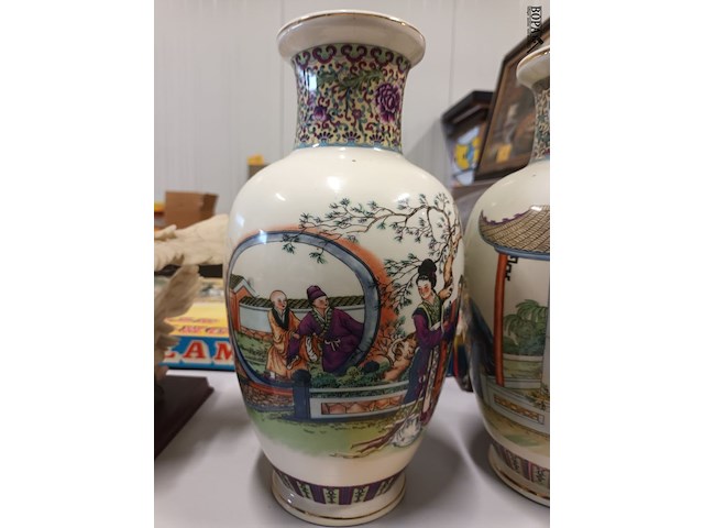 Lot 137 - oosterse vazen. 2 stuks - afbeelding 2 van  8