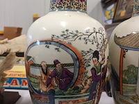 Lot 137 - oosterse vazen. 2 stuks - afbeelding 2 van  8