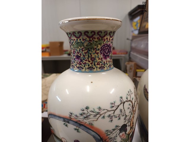 Lot 137 - oosterse vazen. 2 stuks - afbeelding 3 van  8