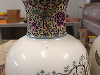 Lot 137 - oosterse vazen. 2 stuks - afbeelding 3 van  8