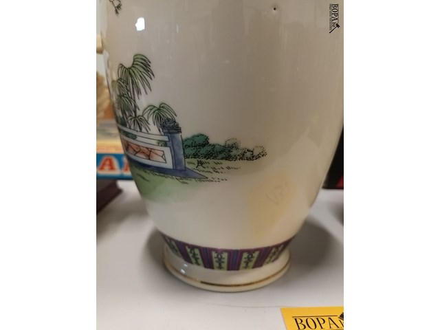 Lot 137 - oosterse vazen. 2 stuks - afbeelding 4 van  8