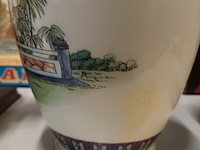 Lot 137 - oosterse vazen. 2 stuks - afbeelding 4 van  8