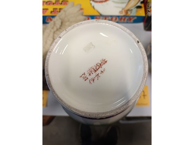 Lot 137 - oosterse vazen. 2 stuks - afbeelding 5 van  8