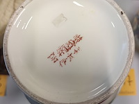 Lot 137 - oosterse vazen. 2 stuks - afbeelding 5 van  8