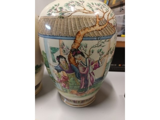 Lot 137 - oosterse vazen. 2 stuks - afbeelding 6 van  8