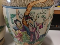 Lot 137 - oosterse vazen. 2 stuks - afbeelding 6 van  8