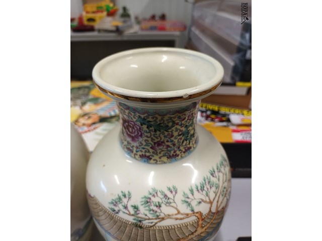 Lot 137 - oosterse vazen. 2 stuks - afbeelding 7 van  8