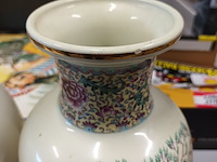 Lot 137 - oosterse vazen. 2 stuks - afbeelding 7 van  8