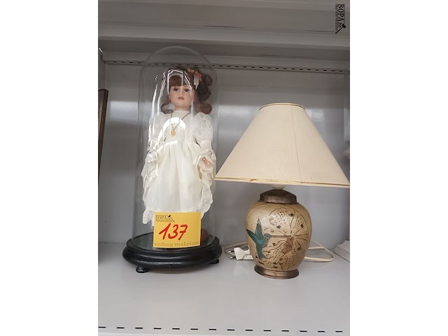 Lot 137 - schemerlamp en pop in stolp - afbeelding 1 van  4