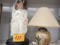 Lot 137 - schemerlamp en pop in stolp - afbeelding 1 van  4