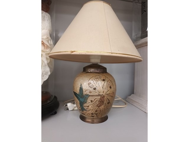 Lot 137 - schemerlamp en pop in stolp - afbeelding 2 van  4