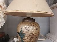 Lot 137 - schemerlamp en pop in stolp - afbeelding 2 van  4