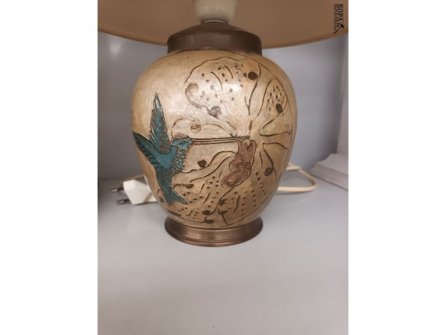 Lot 137 - schemerlamp en pop in stolp - afbeelding 3 van  4