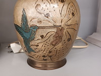 Lot 137 - schemerlamp en pop in stolp - afbeelding 3 van  4