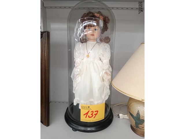 Lot 137 - schemerlamp en pop in stolp - afbeelding 4 van  4