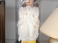 Lot 137 - schemerlamp en pop in stolp - afbeelding 4 van  4