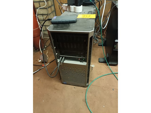 Lot 137 - server pc met toebehoren - afbeelding 2 van  9