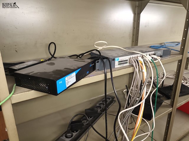 Lot 137 - server pc met toebehoren - afbeelding 5 van  9