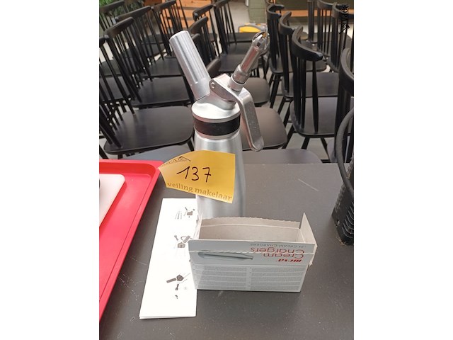 Lot 137 - slagroomspuit en cartouches - afbeelding 1 van  3