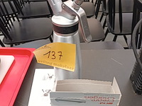 Lot 137 - slagroomspuit en cartouches - afbeelding 1 van  3