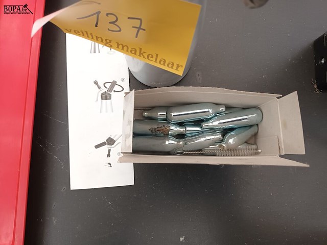 Lot 137 - slagroomspuit en cartouches - afbeelding 2 van  3