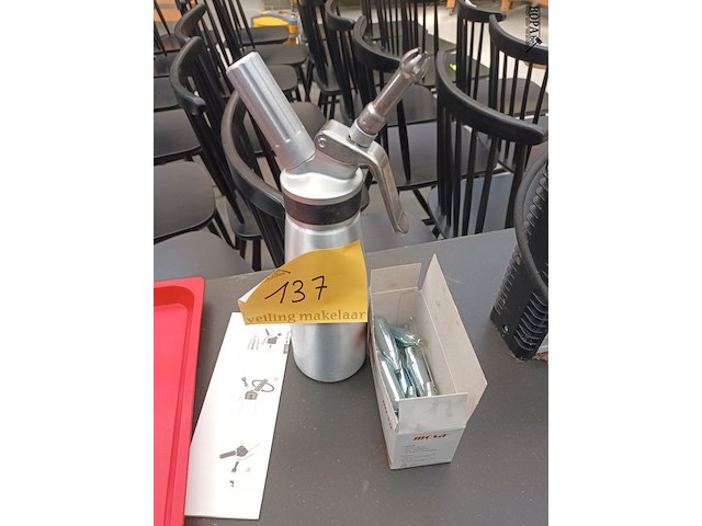 Lot 137 - slagroomspuit en cartouches - afbeelding 3 van  3