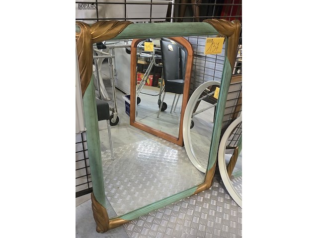 Lot 137 - spiegel in decoratieve kader - afbeelding 1 van  2