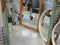 Lot 137 - spiegel in decoratieve kader - afbeelding 1 van  2