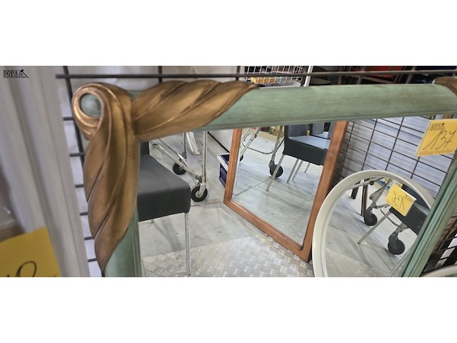 Lot 137 - spiegel in decoratieve kader - afbeelding 2 van  2