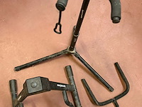 Lot 137 - staanders voor gitaren 2 stuks - piens - afbeelding 1 van  3