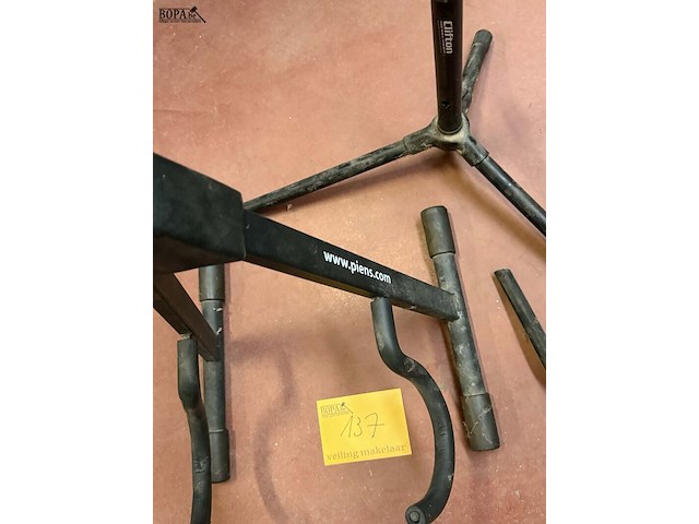 Lot 137 - staanders voor gitaren 2 stuks - piens - afbeelding 2 van  3