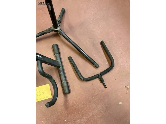 Lot 137 - staanders voor gitaren 2 stuks - piens - afbeelding 3 van  3