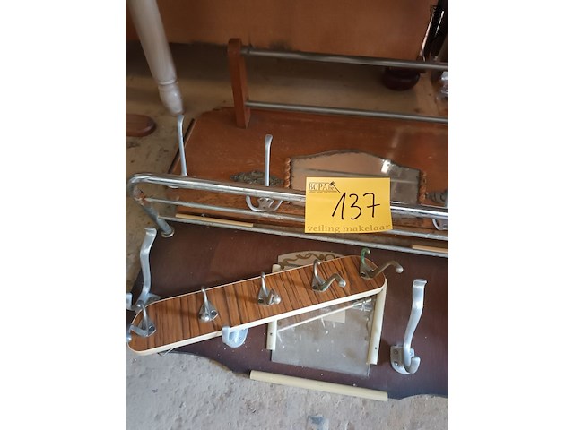 Lot 137 - vintage muurkapstok. 3 stuks - afbeelding 2 van  3