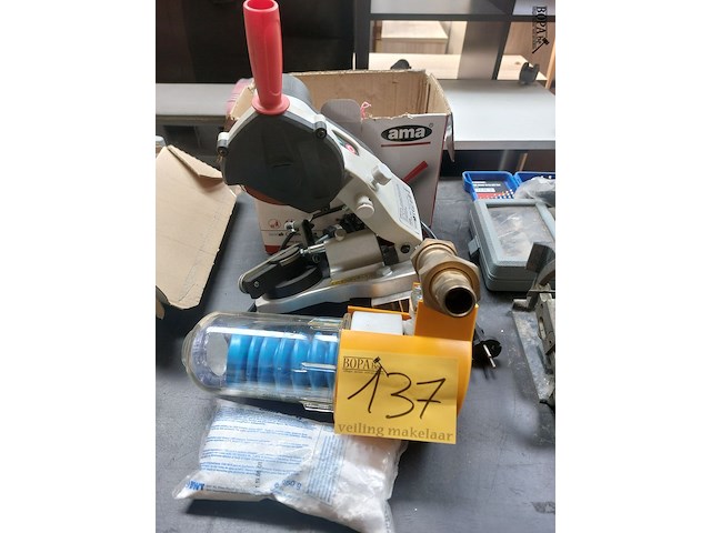 Lot 137 - waterfilter en elektrische kettingzaagslijper - afbeelding 1 van  2