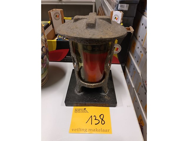 Lot 138 - antieke bronzen graflantaarn - afbeelding 1 van  5