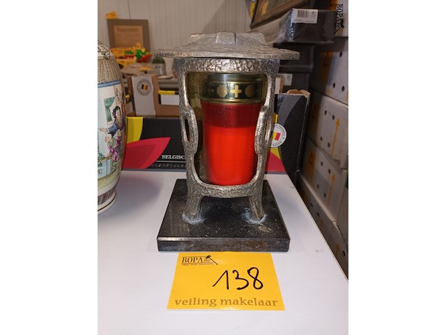 Lot 138 - antieke bronzen graflantaarn - afbeelding 2 van  5