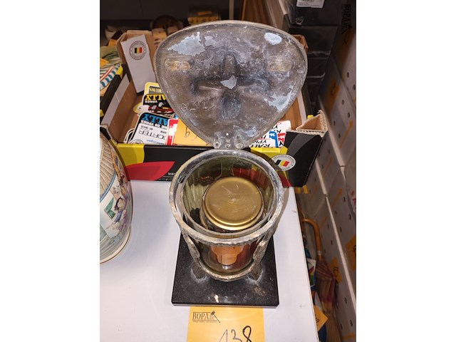 Lot 138 - antieke bronzen graflantaarn - afbeelding 4 van  5