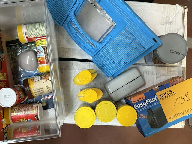 Lot 138 - aquarium plastiek met diverse toebehoren voor vis: voeding - - afbeelding 1 van  4