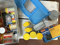 Lot 138 - aquarium plastiek met diverse toebehoren voor vis: voeding - - afbeelding 1 van  4