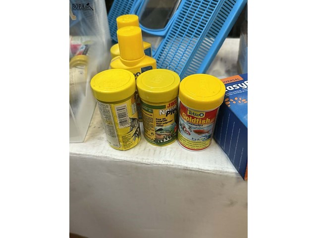 Lot 138 - aquarium plastiek met diverse toebehoren voor vis: voeding - - afbeelding 2 van  4