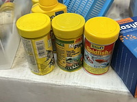 Lot 138 - aquarium plastiek met diverse toebehoren voor vis: voeding - - afbeelding 2 van  4