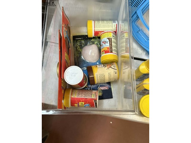 Lot 138 - aquarium plastiek met diverse toebehoren voor vis: voeding - - afbeelding 3 van  4