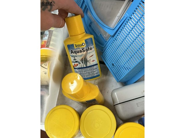 Lot 138 - aquarium plastiek met diverse toebehoren voor vis: voeding - - afbeelding 4 van  4