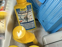 Lot 138 - aquarium plastiek met diverse toebehoren voor vis: voeding - - afbeelding 4 van  4